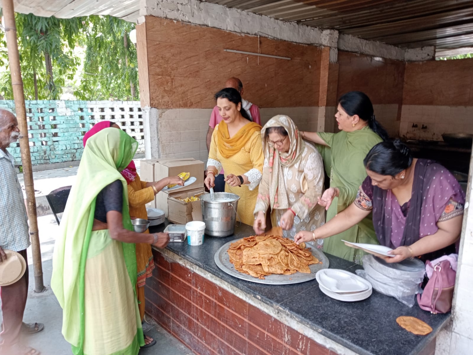 द लास्ट बेंचर और एन आर आई दंपत्ति ने लगाया खीर मालपुए का लँगर