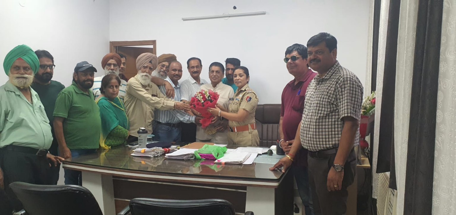 सोशल एंड वेलफेयर सोसाइटी सेक्टर 38 के पदाधिकारियों ने सेक्टर 39 थाना प्रभारी से की मुलाकात