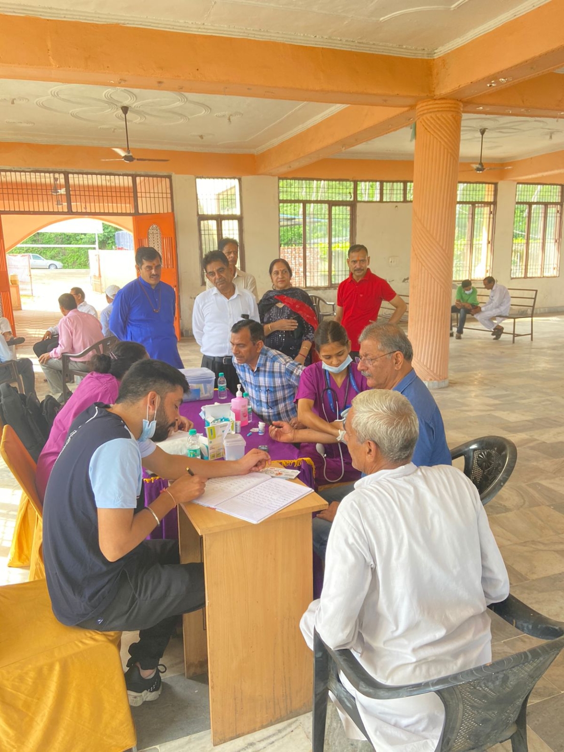 नि:शुल्क जांच शिविर में 70 लोगों की हुई स्वास्थ्य जांच