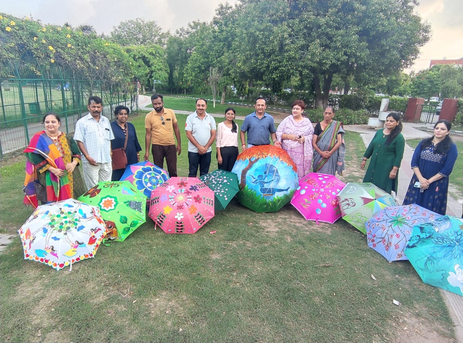 छतरियों पर कलाकारों ने उकेरी पेंटिंग