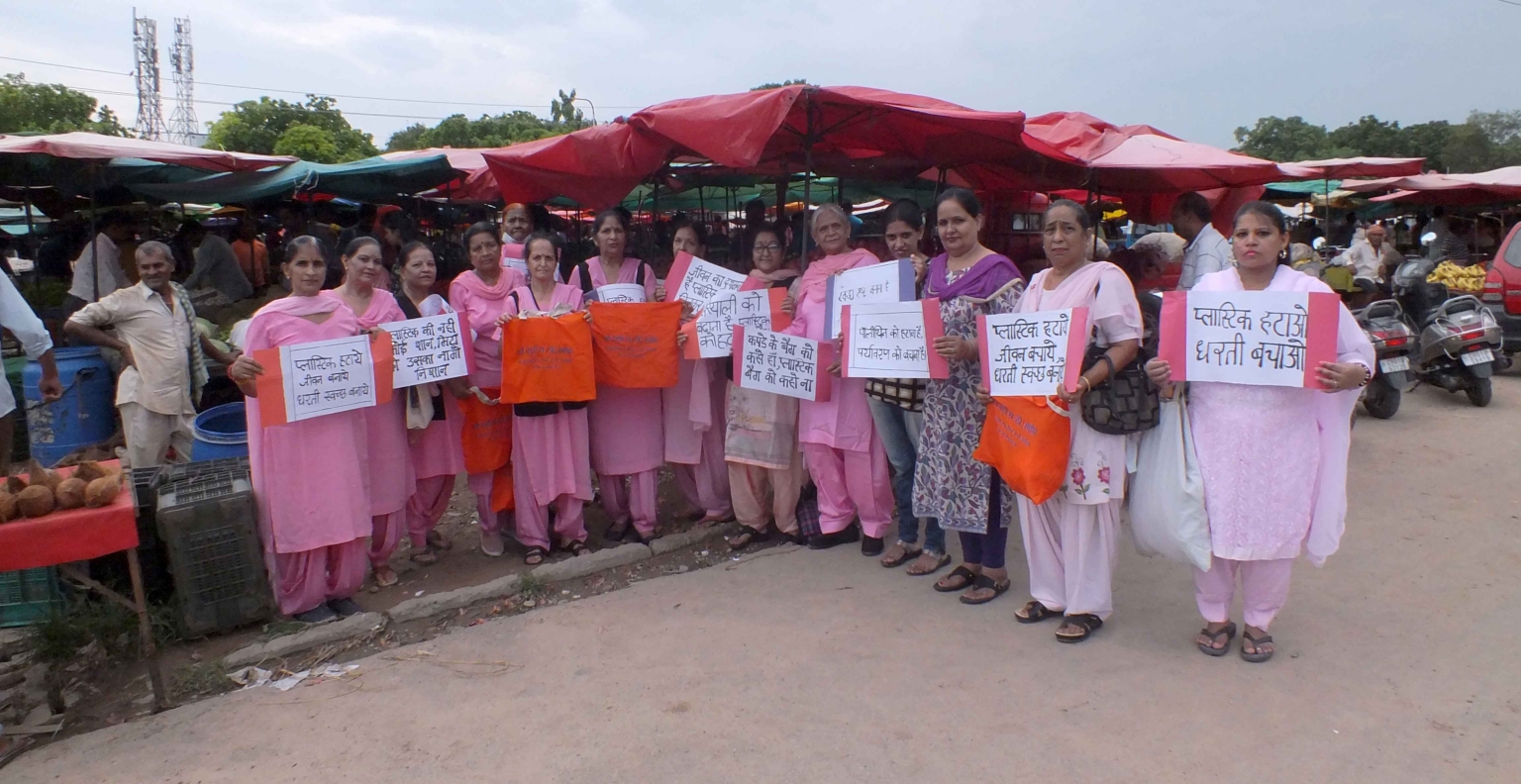 नारी जागृति मंच की पिंक ब्रिगेड ने सेक्टर 40 ए की सब्जी मंडी में बाटें नि:शुल्क 500 कपड़े से बने बैग निवासियों को