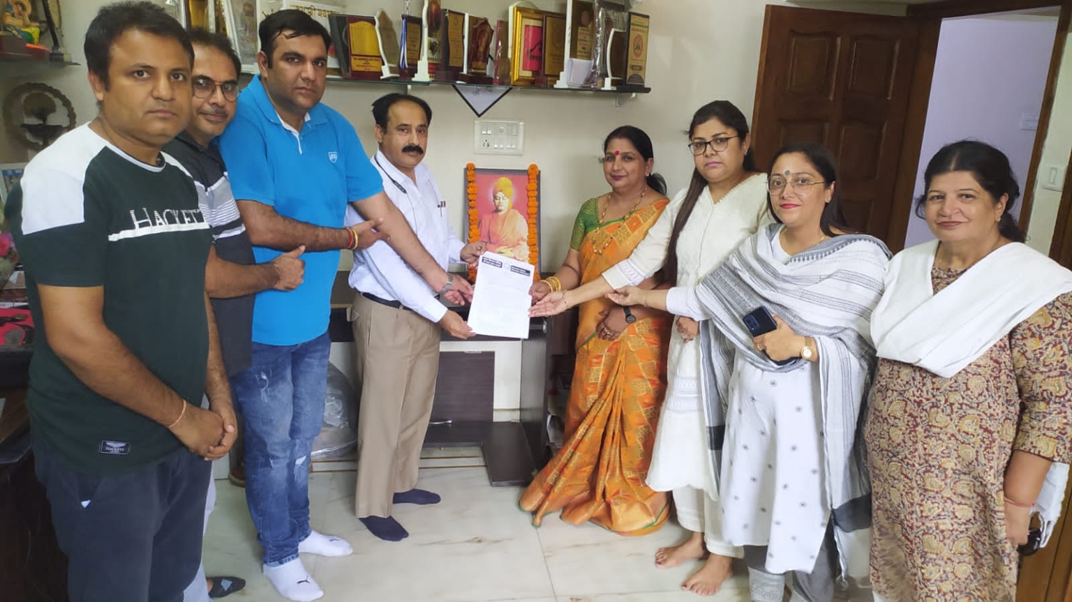 भारत विकास परिषद् की श्री राधा कृष्ण शाखा के सदस्यों ने मेयर रेनू बाला गुप्ता के साथ स्वामी विवेकानंद के चित्र पर पुष्पांजली और श्रद्धांजली अर्पित की।