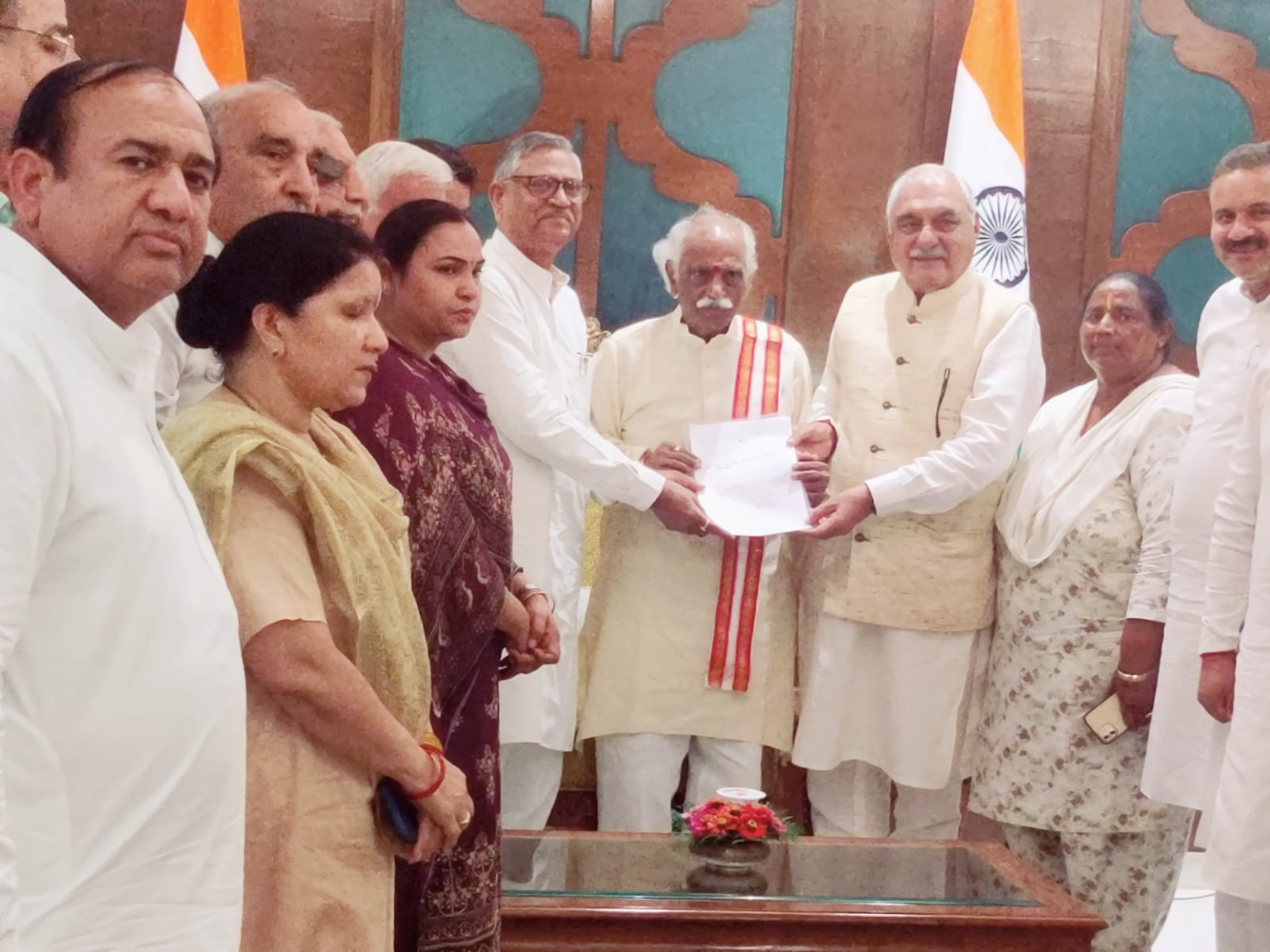 बिगड़ती कानून व्यवस्था, भ्रष्टाचार और सरकारी तानाशाही के विरुद्ध राजभवन पहुंचे कांग्रेस विधायक