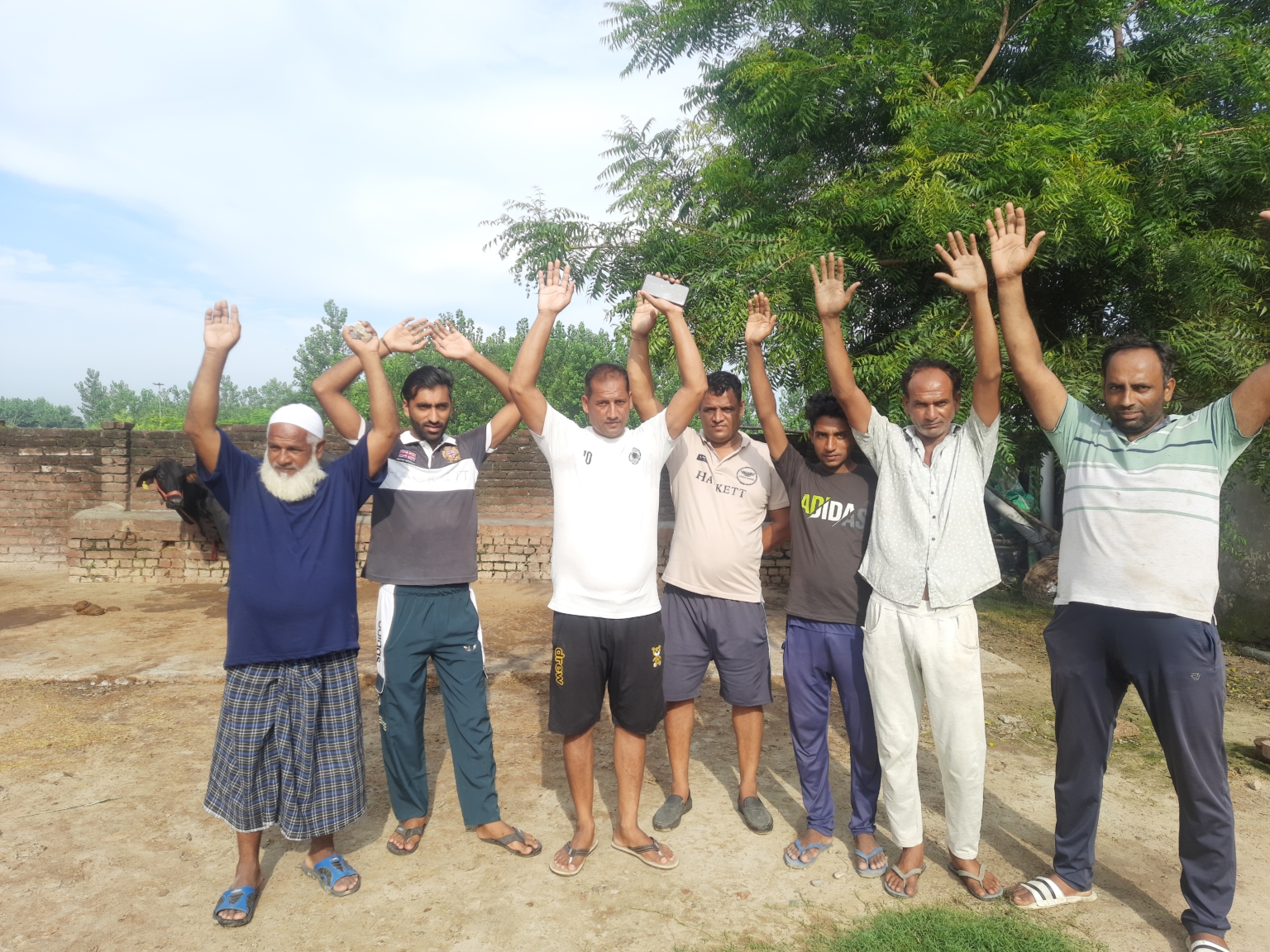 हाफिजपुर गांव में ग्रामीणों ने एकत्रित हो मलिकपुर खादर पशु अस्पताल के पशु चिकित्सक के खिलाफ रोष प्रकट किया