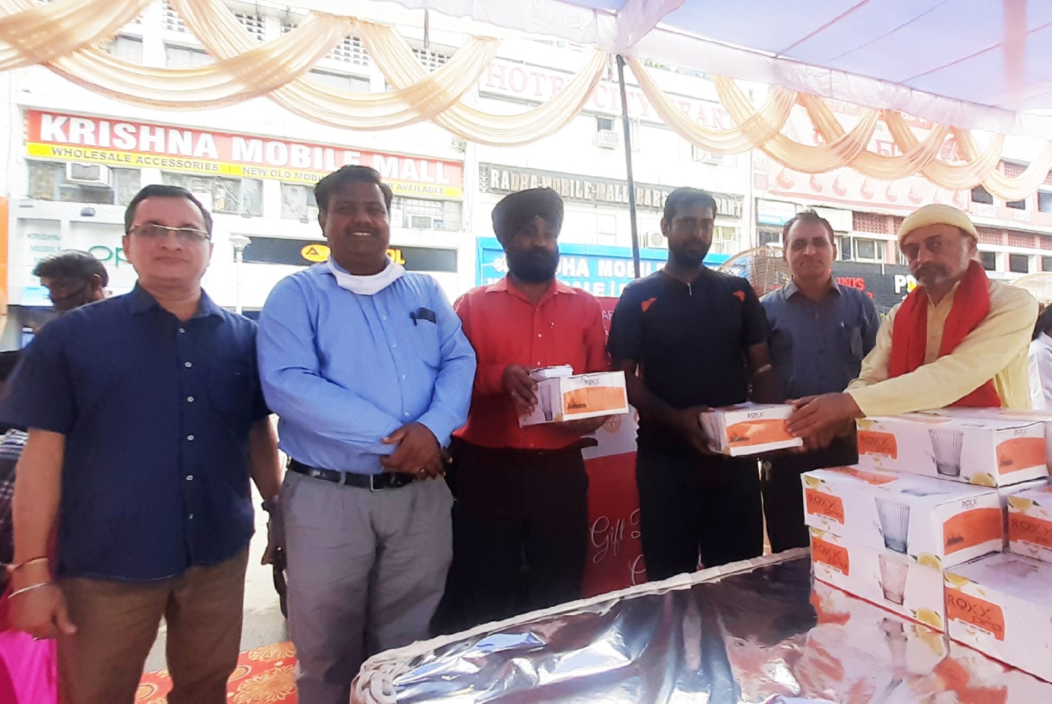 मोबाईल मार्केट सेक्टर 22 बी चंडीगढ़ में किया 25 युवायों ने रक्तदान