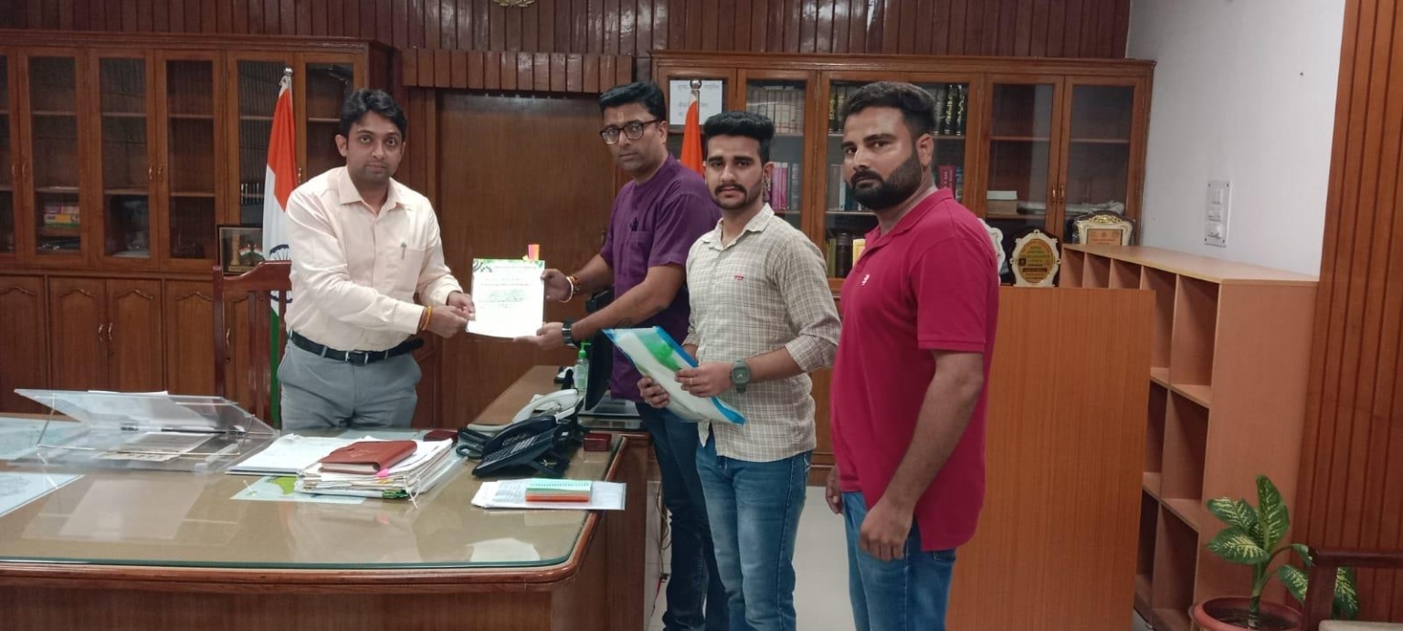 प्रतिबंधित प्लास्टिक व पॉलिथीन की बिक्री व उपयोग के विरोध स्वरूप पर्यावरण मित्र फाउंडेशन ने उपायुक्त को सौंपा ज्ञापन