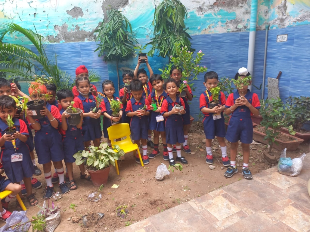 बचपन स्कूल जीरकपुर में मनाया गया वन महोत्सव व ग्रीन डे