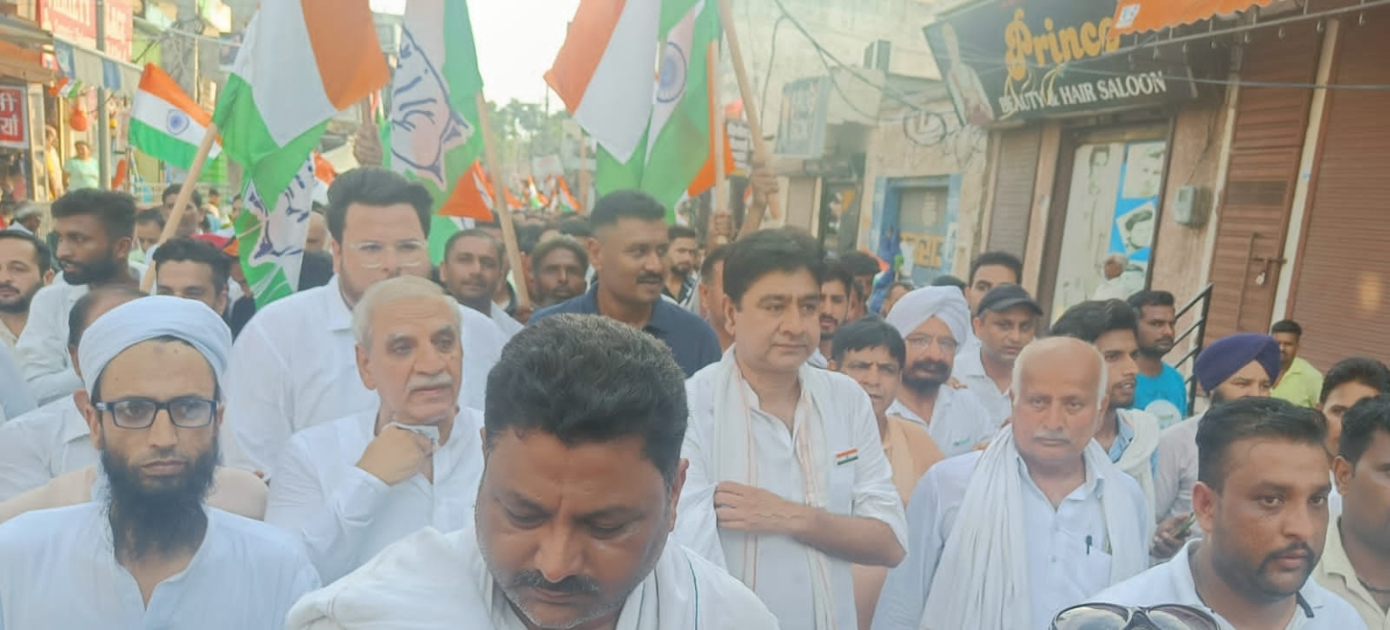 काँग्रेस पार्टी कार्यकर्ताओं ने इंकलाब जिंदाबाद और देश का झण्डा ‘तिरंगा’ नहीं चलेगा दोरंगा के नारे लगाए