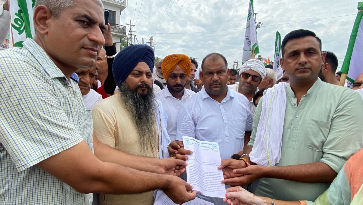 विधायक घनश्याम दास अरोड़ा और शिक्षा मंत्री कंवर पाल के निवास पर प्रदर्शन कर जुमला मालकान मुस्तरका मालकान देह शामलात जमीनों को लेकर ज्ञापन दिया