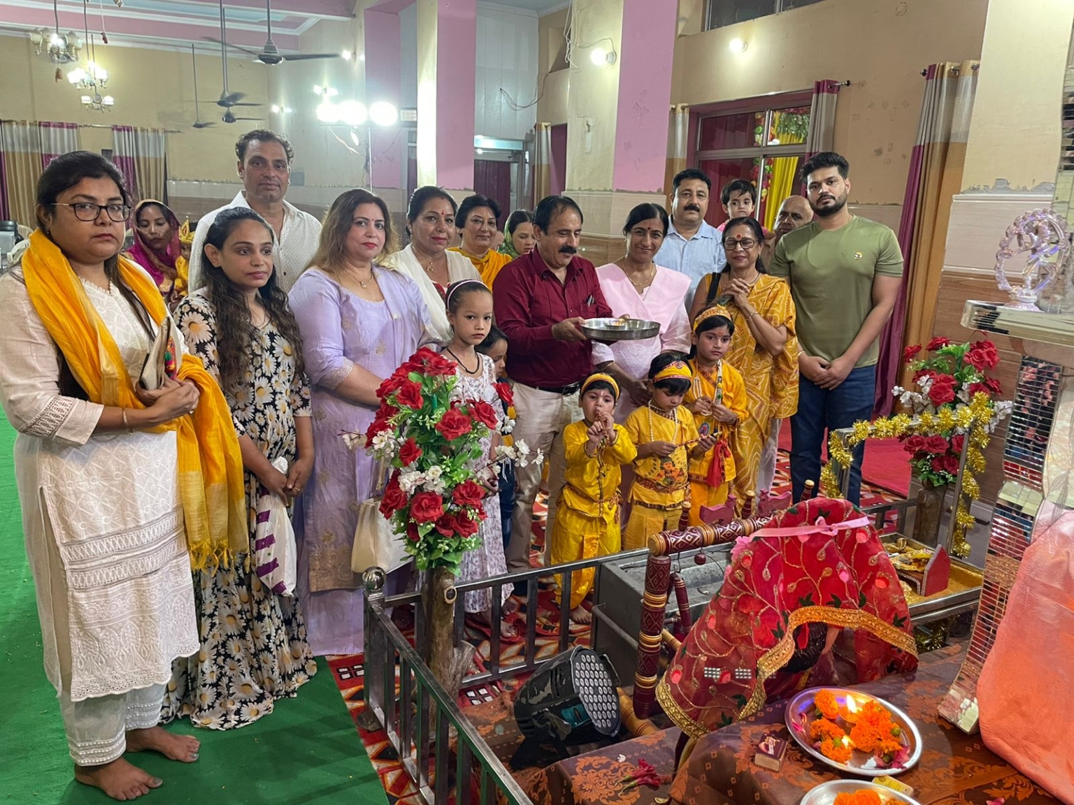 श्री सनातन धर्म मंदिर में संजय बतरा और टीम यैस वी कैन ने की बाल रूप कृष्ण की पूजा अर्चना