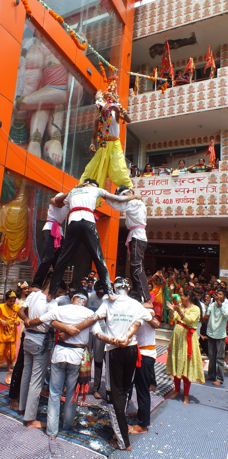 हनुमंत धाम में जन्माष्टमी पर हांडी फोड़ कार्यक्रम आयोजित