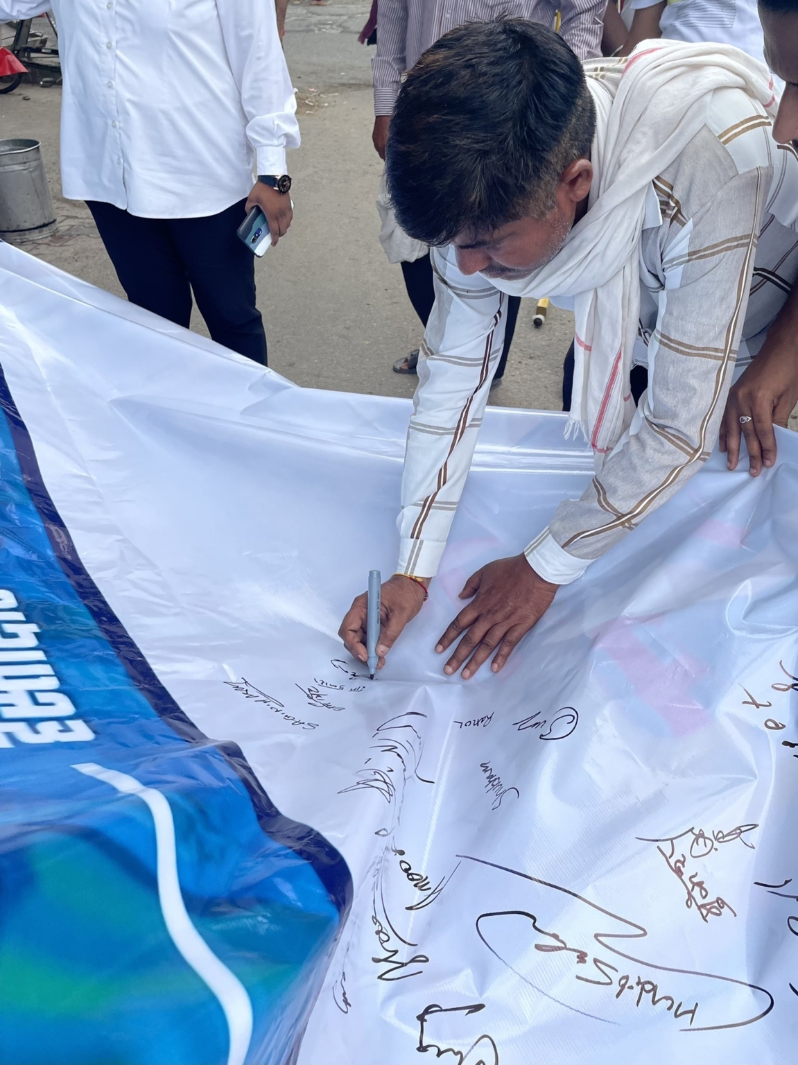 हरियाणा युवा कांग्रेस का प्रदेश सरकार द्वारा 105 सरकारी स्कूलों को बंद करने के खिलाफ प्रदेशभर में हस्ताक्षर अभियान