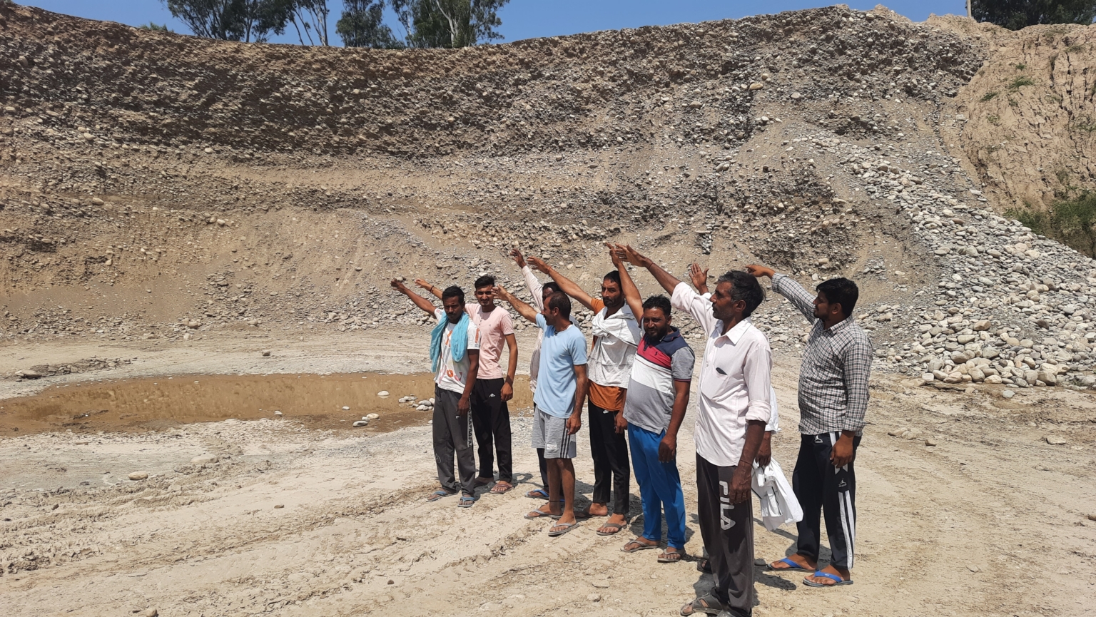 खनन माफिया ने खोद डाली पंचायती व श्मशान घाट की भूमि