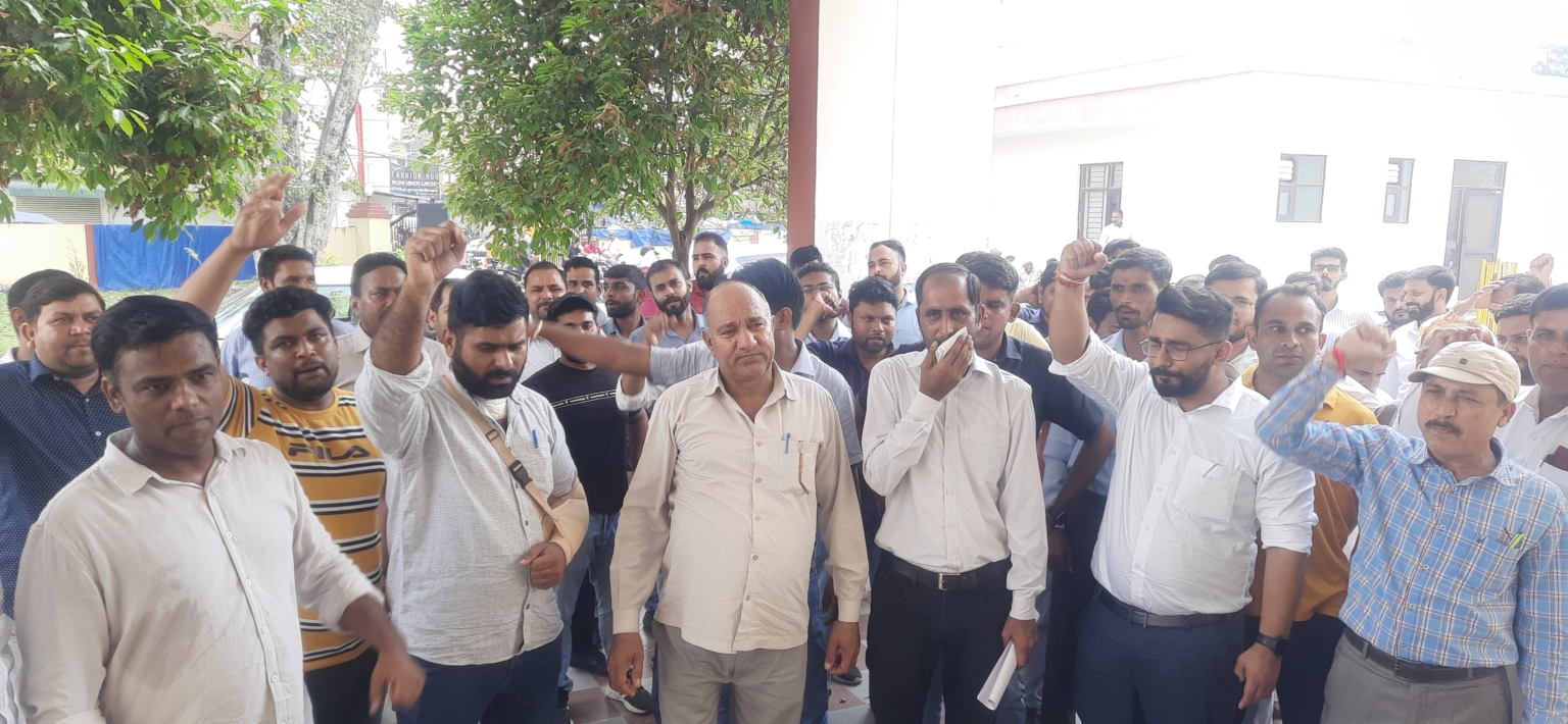 पीडब्ल्यूडी एसडीओ जेई के बीच मारपीट