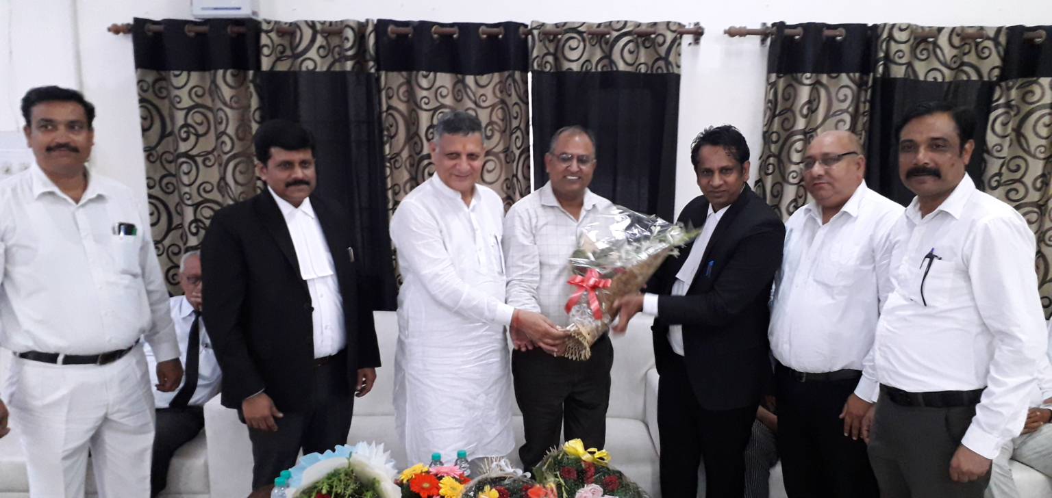 शिक्षा एवं वन मंत्री कंवरपाल ने जिला बार एसोसिएशन को दिए 11 लाख रुपये