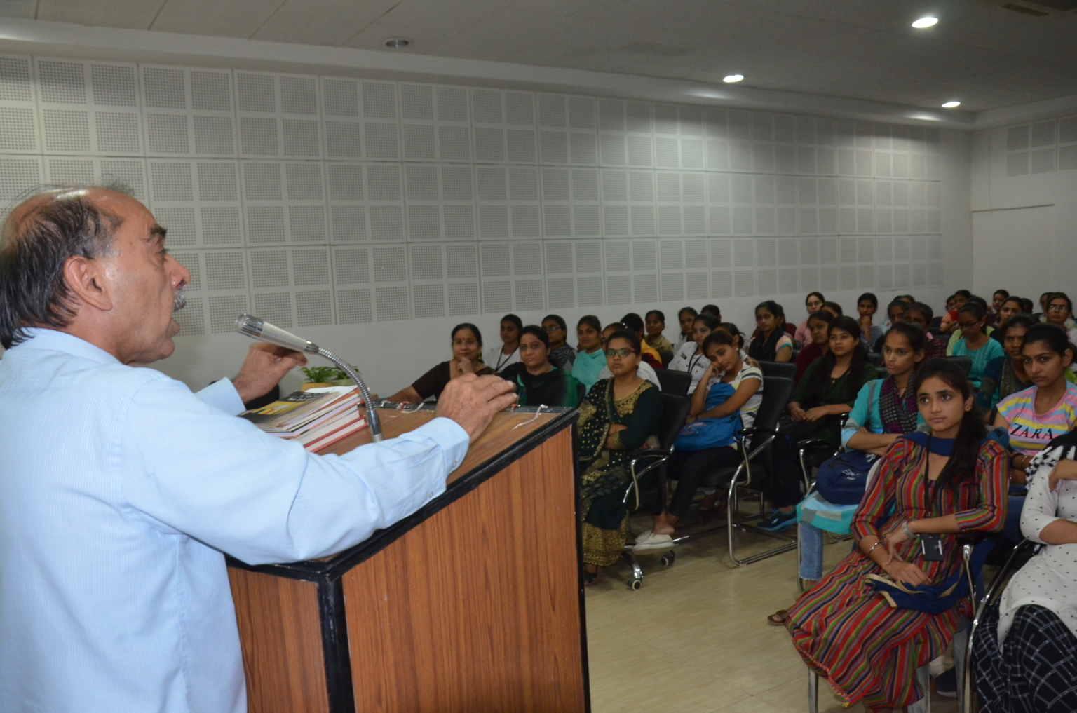 डीएवी कॉलेज में हिंदी दिवस पर संगोष्ठी का आयोजन