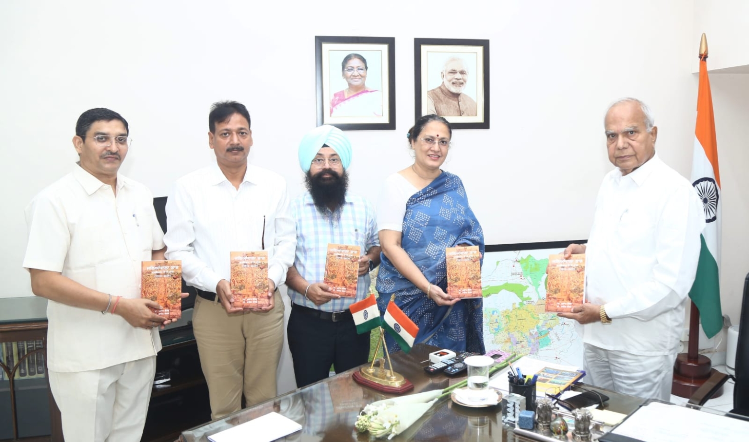 पुरोहित ने ‘हंड्रेड इयर्स ऑफ जलियांवाला बाग नरसंहार’ नामक पुस्तक का विमोचन किया