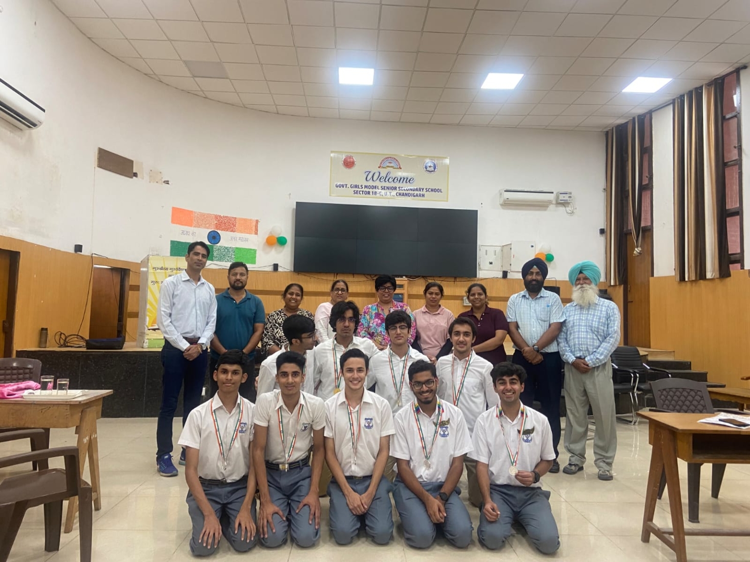 अंतर-विद्यालय शतरंज प्रतियोगिता के निर्णायक मैच में स्ट्रॉबेरी फ़ील्ड्स हाई स्कूल-26 ने सेंट जोन्स हाई स्कूल-26 को 3-1 से मात दी