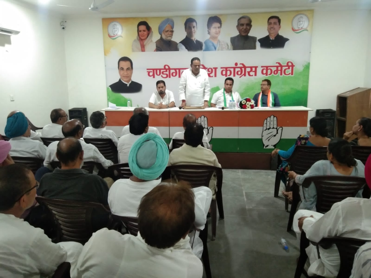 कमलकांत शर्मा की अध्यक्षता में पार्टी के संगठन चुनावों को आगे बढ़ाने को लेकर कांग्रेस कमेटी की बैठक हुई