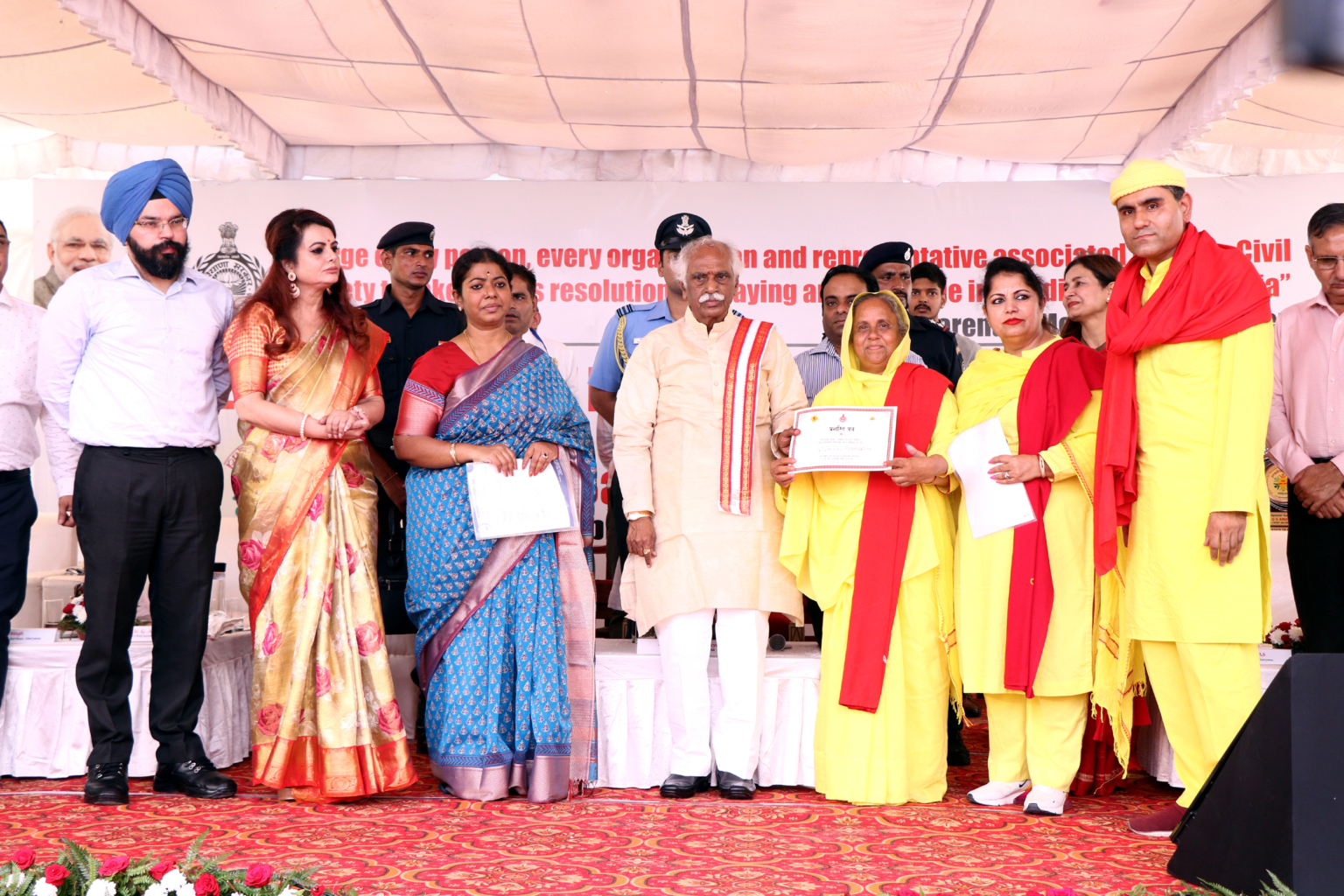 हरियाणा के राज्यपाल ने विश्वास फाऊंडेशन को सम्मानित किया