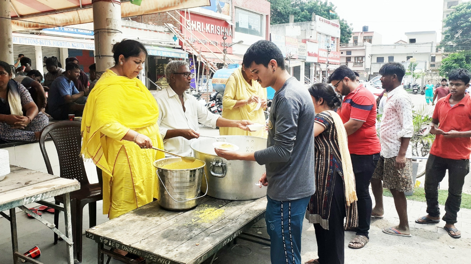 सेक्टर 9 रेहड़ी मार्केट में लंगर का वितरण हुआ
