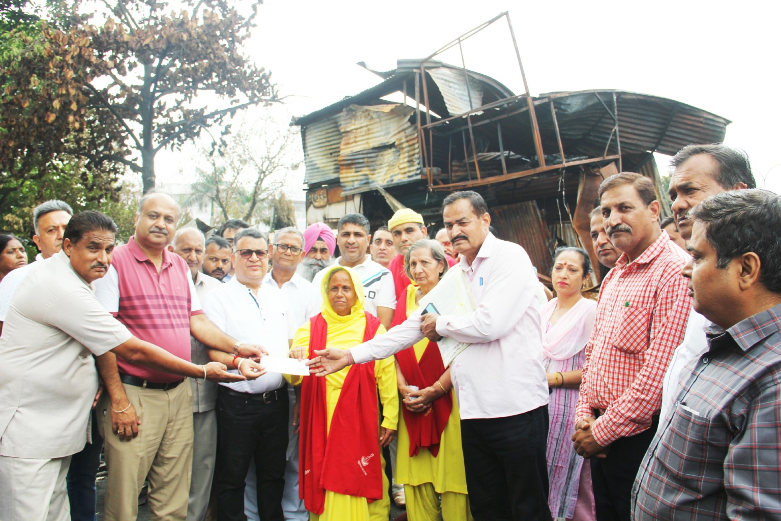 सेक्टर 9 रेहड़ी मार्केट के पुन: निर्माण के लिए विश्वास फाउंडेशन ने दी 5 लाख की सहायता राशि