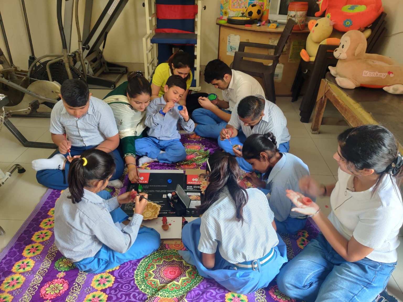 दिव्यांग बच्चो द्वारा बनाए गए लक्ष्मी गणेश जी,दीये व मोमबत्तियां