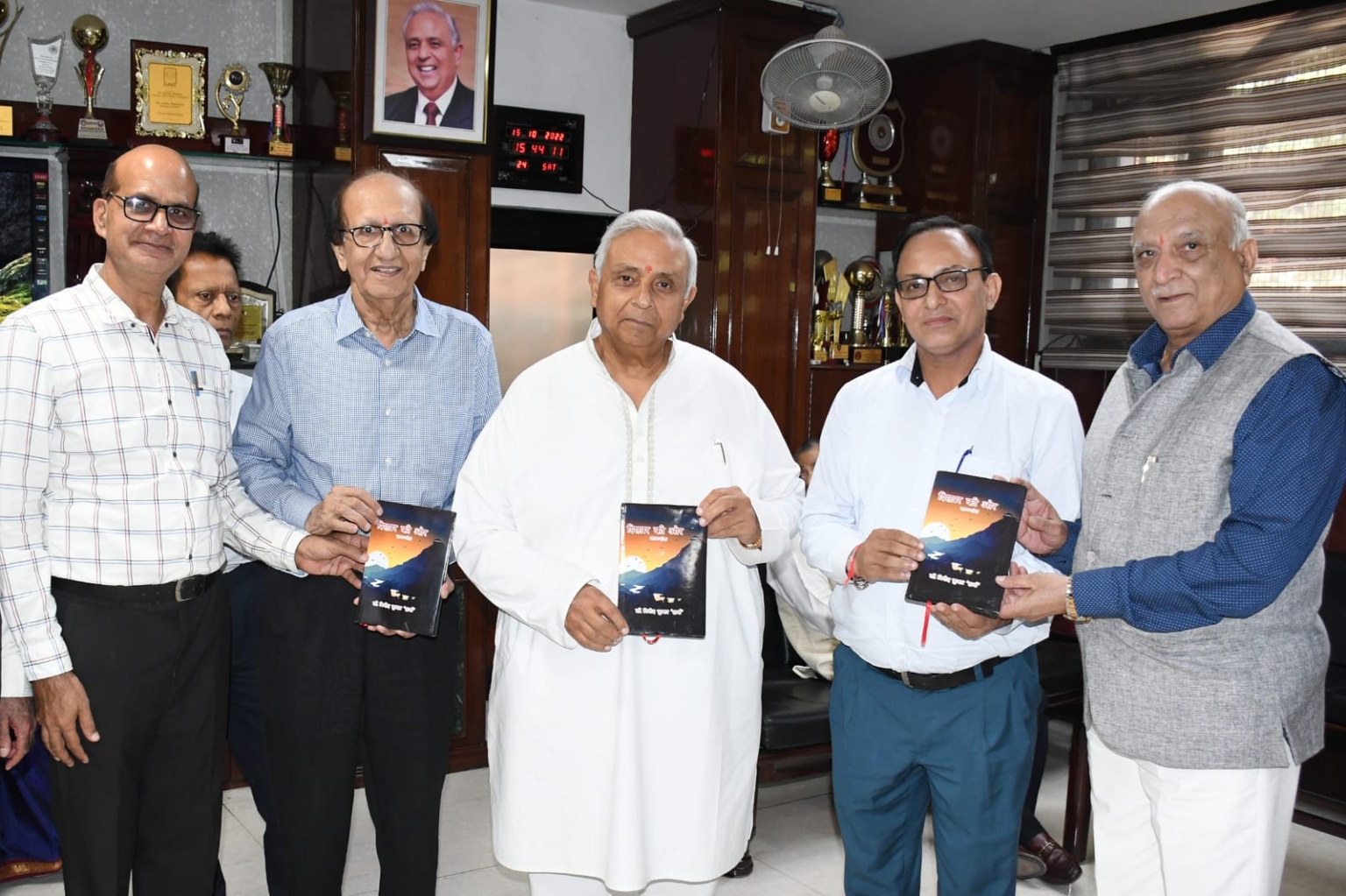 पद्मश्री डाॅ पूनम सूरी को काव्य संग्रह ‘शिखर की ओर’ किया भेंट