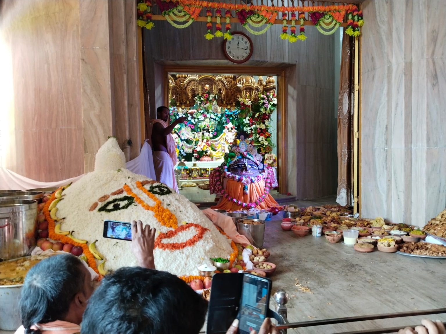 गौड़ीय  मठ में गोवर्धन पूजा महोत्सव में उमड़ा जनसैलाब