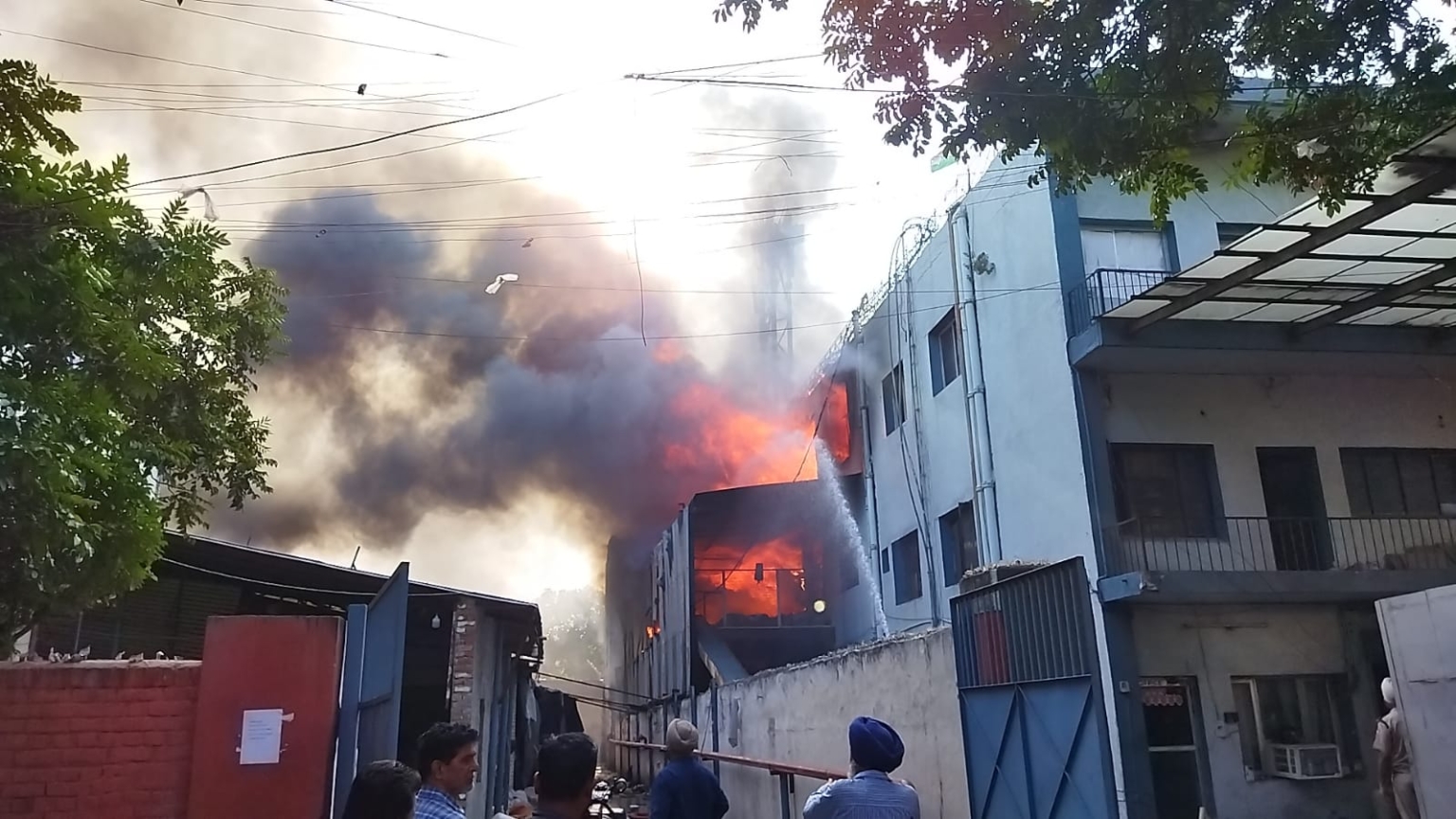 इंडस्ट्रियल एरिया में शराब की फैक्ट्री में लगी आग पर काबू पाते दमकल विभाग के कर्मचारी