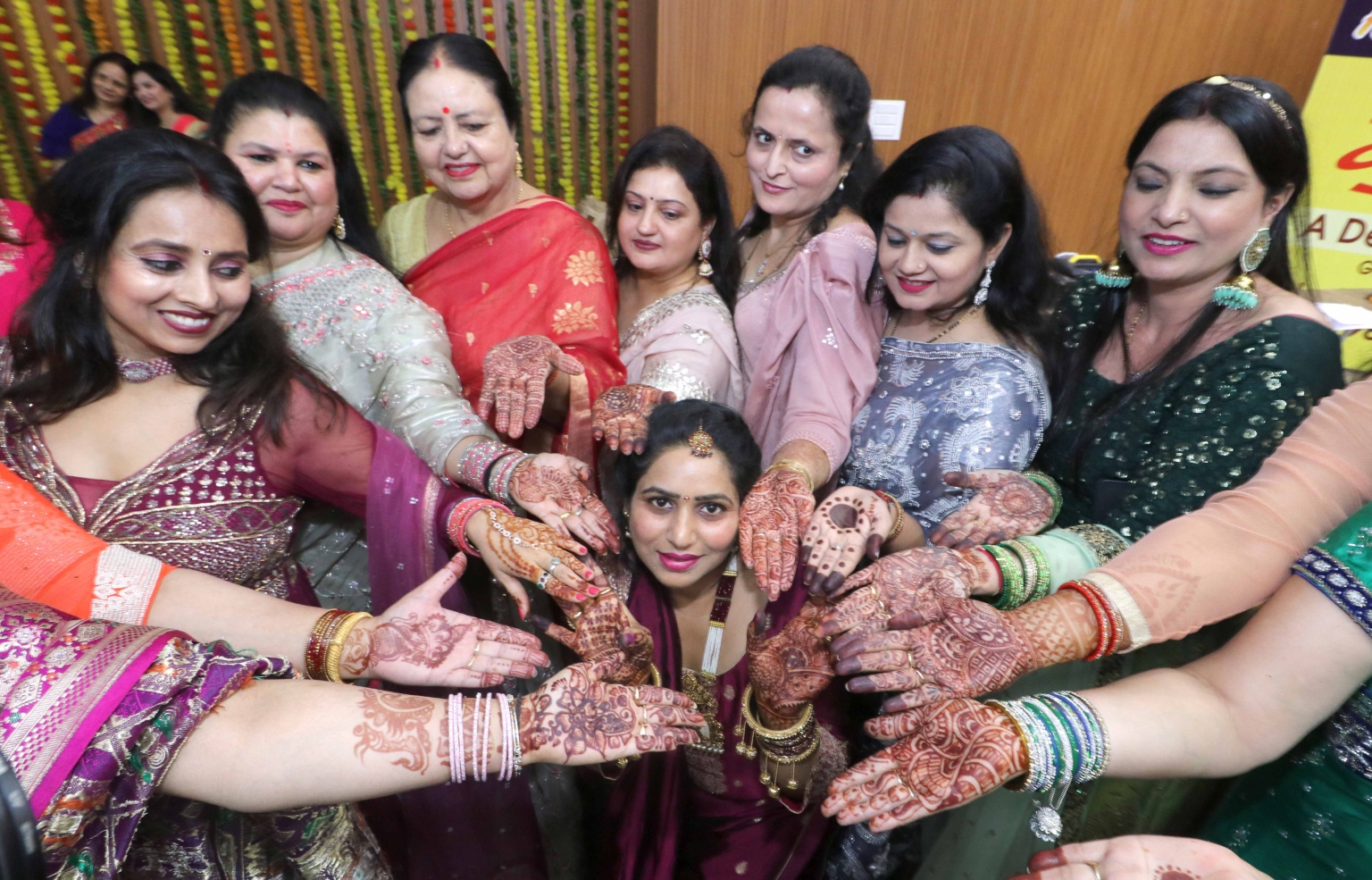 करवा चौथ सेलिब्रेशन : महिलाओं ने जमकर की मस्ती और मचाया धमाल