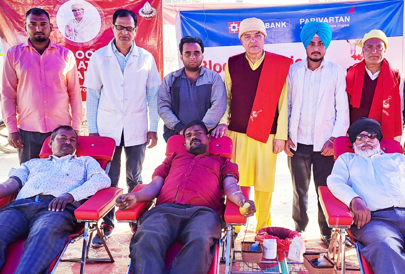 जीरकपुर मेट्रो स्टोर के सामने किया 73 युवायों ने रक्तदान