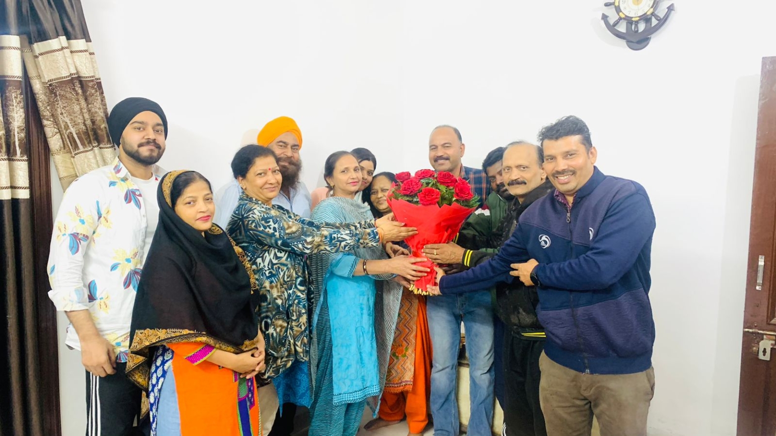 बलविंदर कौर को ब्लॉक प्रेसिडेंट बनाए जाने पर लोगों ने पुष्प गुच्छ देकर दी मुबारकबाद