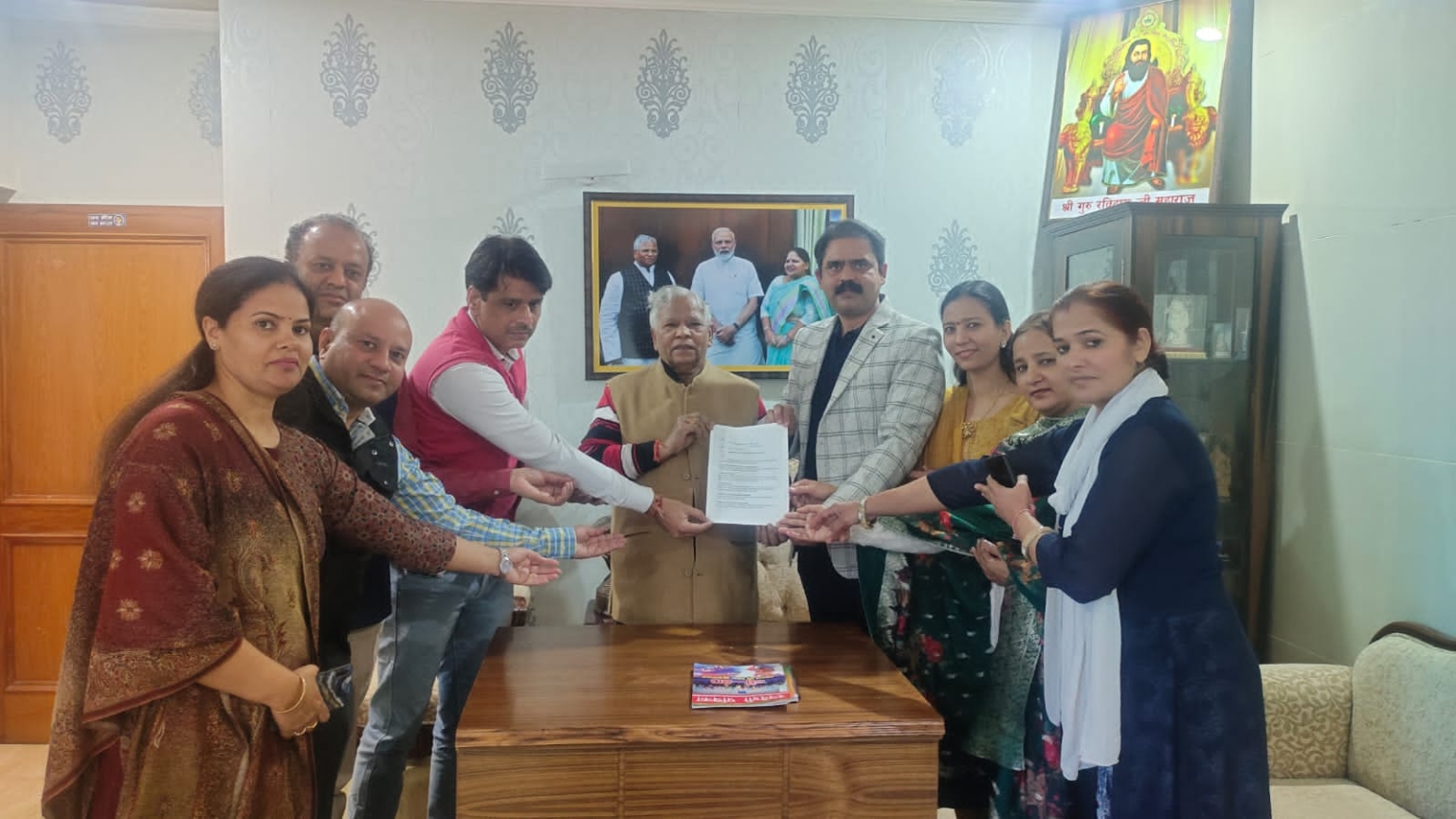 अंबाला के सांसद एवं पूर्व केंद्रीय जल शक्ति राज्यमंत्री रतनलाल कटारिया को भावी डाॅक्टरों के अभिभावकों ने सरकार द्वारा बनाई गई नई बाॅन्ड पाॅलिसी के लिये दिया ज्ञापन