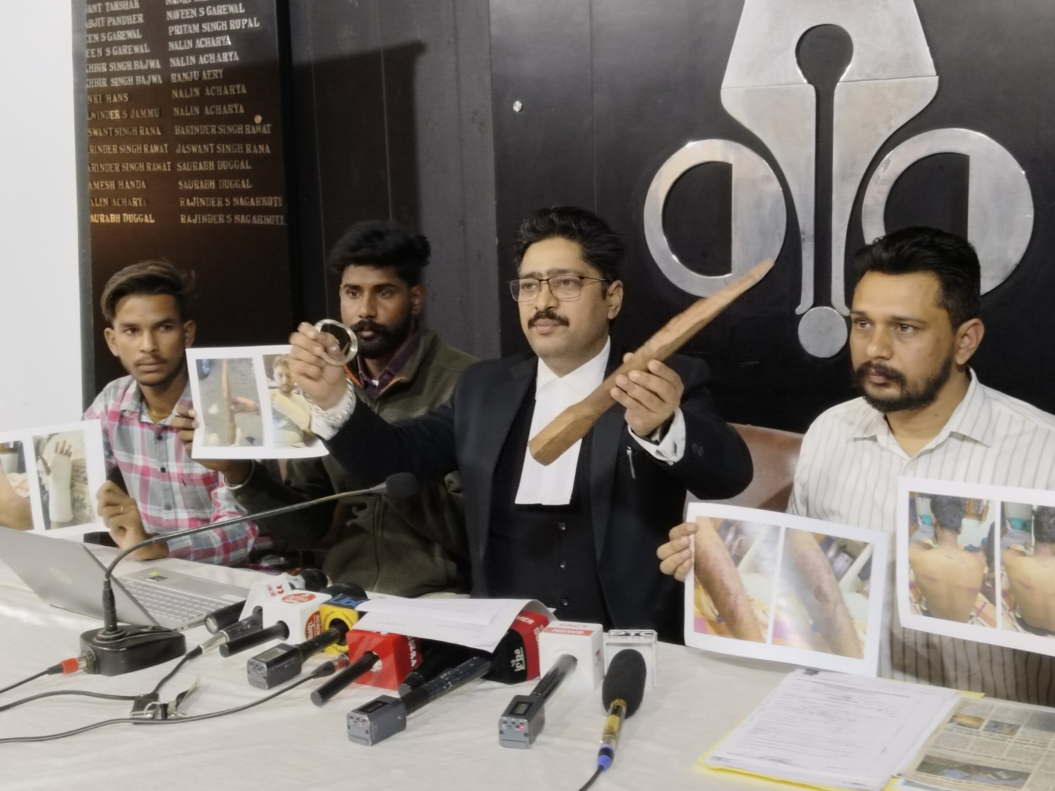 मोहाली के फेज 8 थाने के मुलाजिमों के अत्याचारों के शिकार युवक न्याय के लिए भटक रहें हैं दर-दर