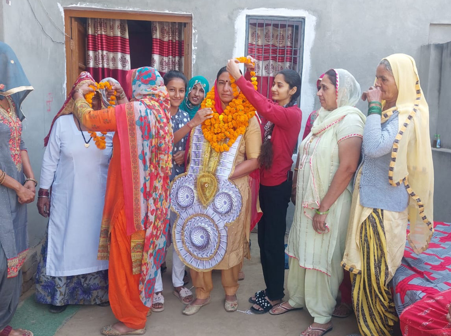 ज्याणी ने दिया सरपंच उम्मीदवार बेबी को समर्थन