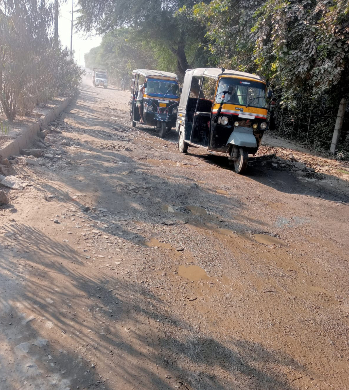 खस्ताहाल रोड की जल्द सुध नहीं ली तो करेंगे आंदोलन : चौहान