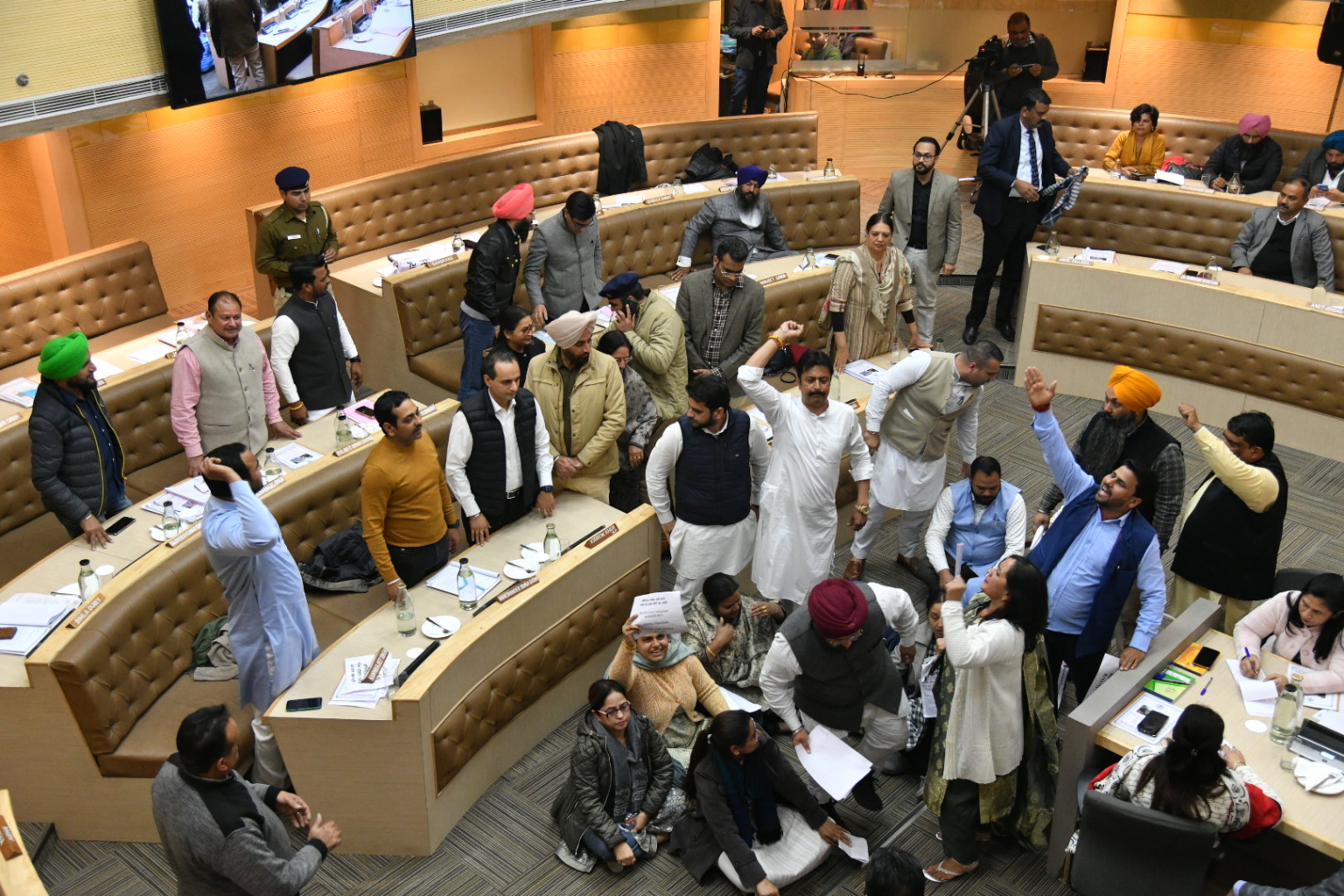 नगर निगम की बैठक में धरने पर बैठे आप और कांग्रेस पार्षद, मार्शल ने उठाकर किया बाहर