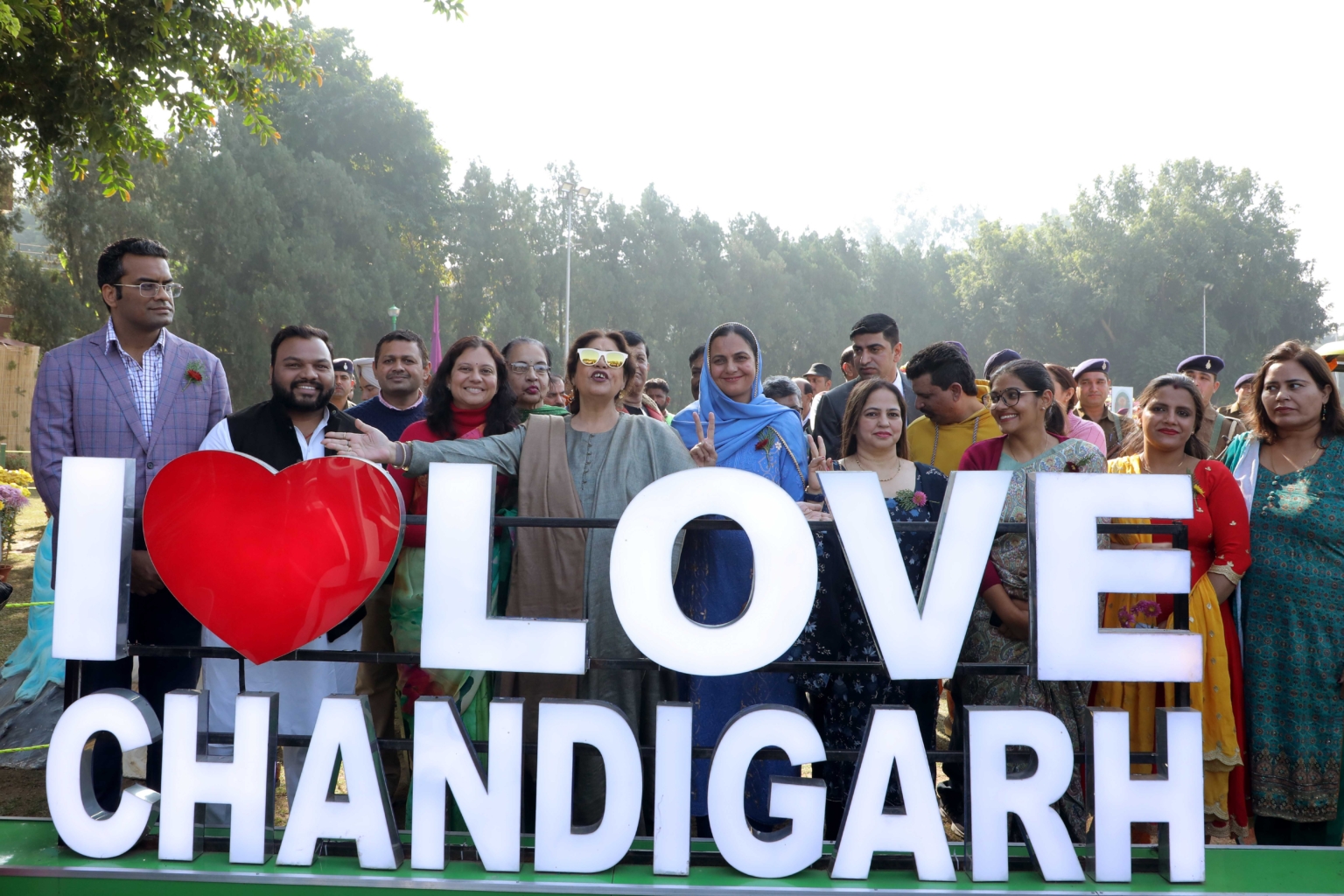 किरण खेर ने किया तीन दिवसीय गुलदाउदी शो का आगाज