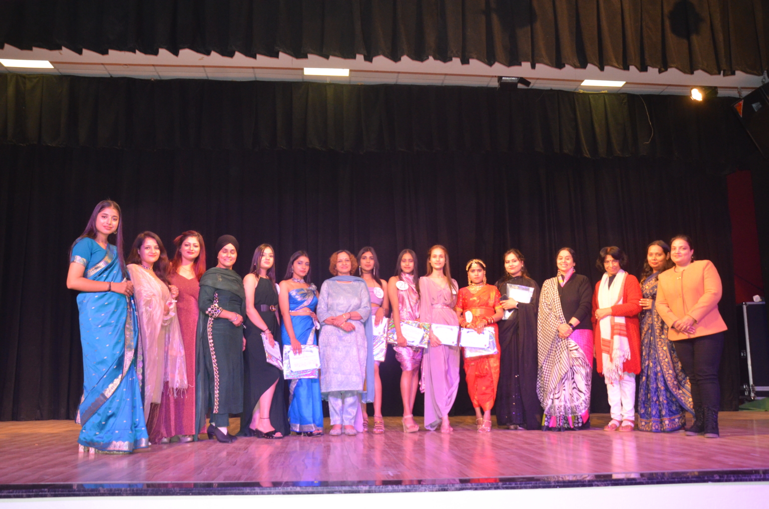 ड्रेपिंग प्रतियोगिता में बीएससी प्रथम वर्ष की शायना ने मारी बाजी