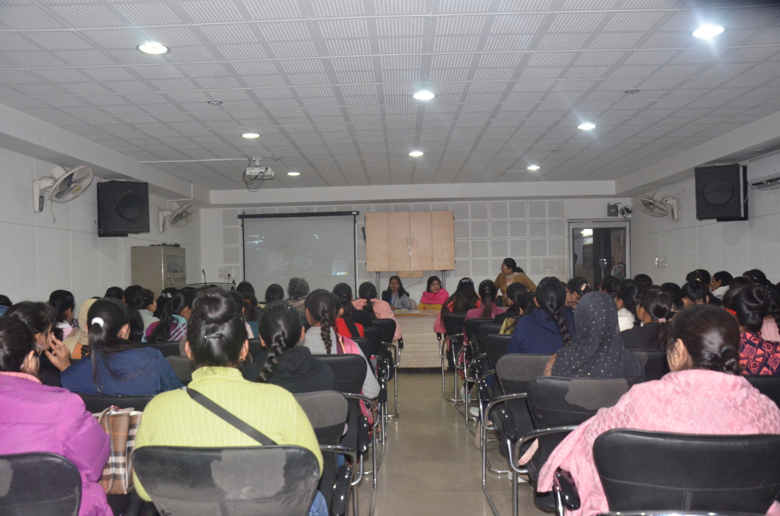 राष्टीय गणित दिवस पर फिल्म दिखाकर छात्राओं को बताई गई महान गणितज्ञ रामानुजन की योग्यता