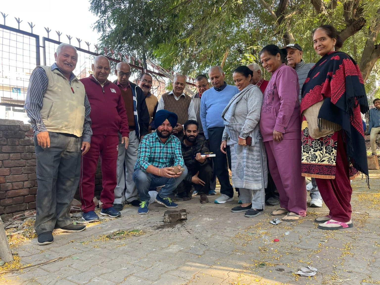 मॉडर्न हाउसिंग कॉम्प्लेक्स की कैटेगरी – 4 में बॉउंड्री वॉल पर लोहे की ग्रिल लगाने का काम शुरू