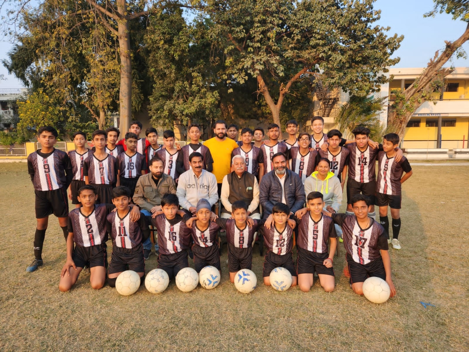 विधायक घनश्याम दास ने मुकंद लाल फुटबाल नर्सरी के खिलाडिय़ों को परिचय प्राप्त करने के बाद किट वितरित की