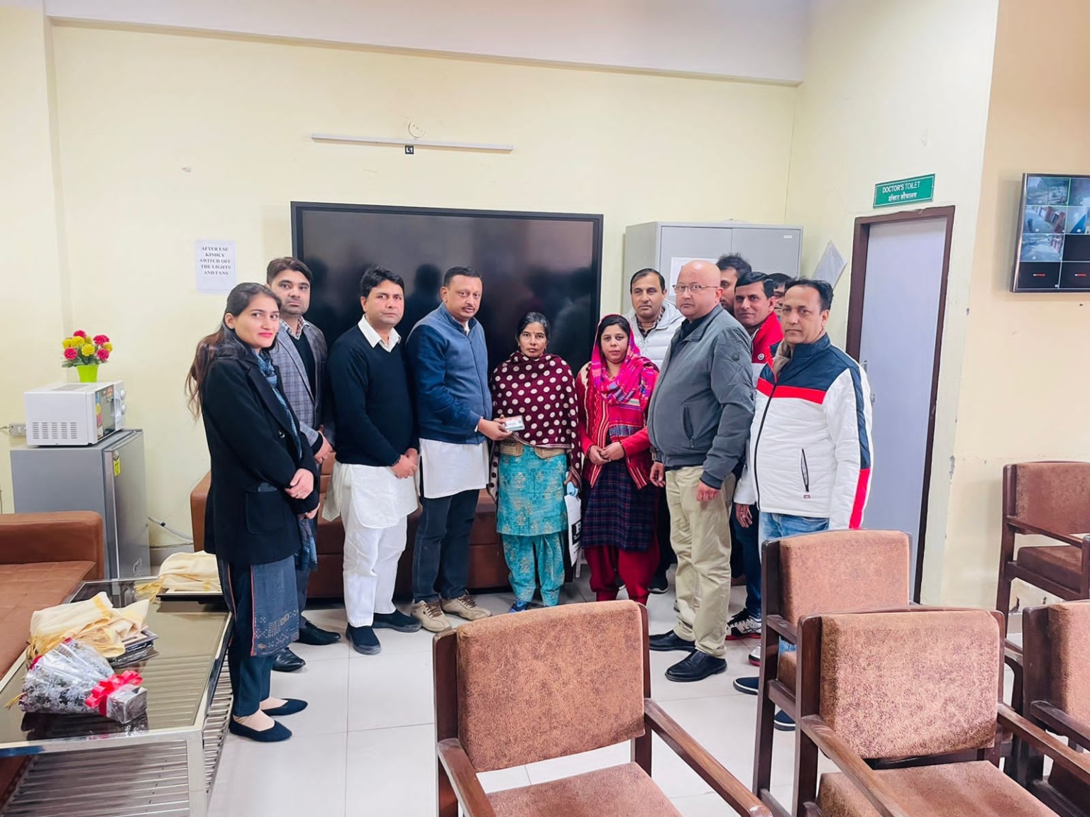 छछरौली स्वास्थ्य केंद्र में चिरायु कार्ड वितरित किए गए