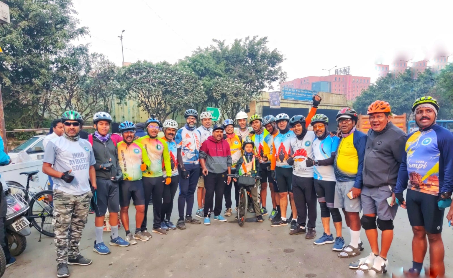 कश्मीर से कन्याकुमारी तक साइकिल चलाकर पंजाब की आठ वर्षीय रवि कौर का आईएएस ने पुणे में किया स्वागत