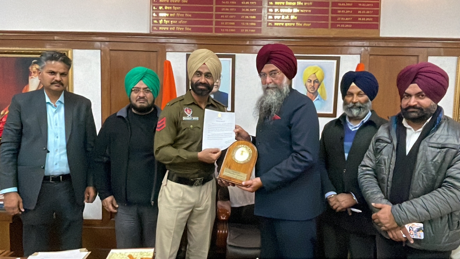कुलतार सिंह संधवां द्वारा बॉडी बिल्डिंग खिलाड़ी मनदीप सिंह का सम्मान