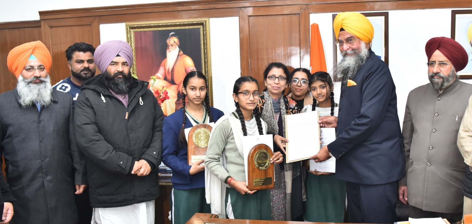 विधान सभा स्पीकर द्वारा विद्यार्थियों को पाठ्यक्रम के साथ-साथ अन्य किताबें भी पढऩे के लिए सलाह