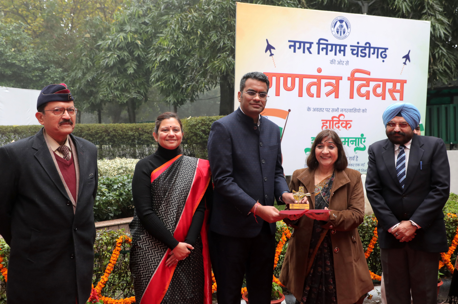 गणतंत्र दिवस के उपलक्ष में मेयर ने निगम कर्मचारियों को किया सम्मानित