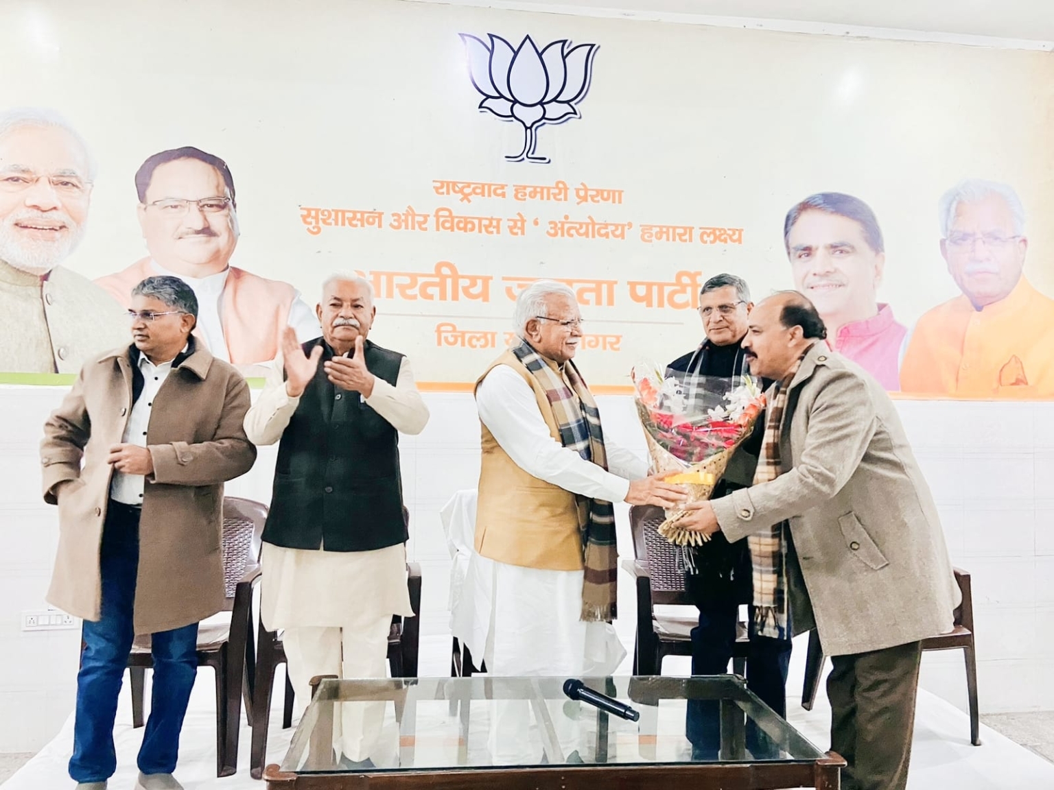 भाजपा के जिला कार्यालय में पहुंचे