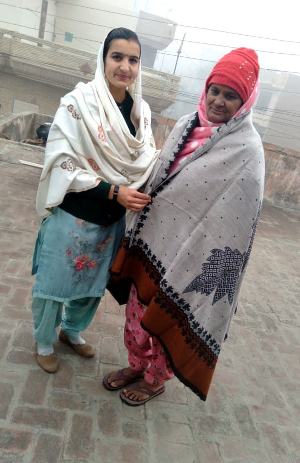 मिलन फाउंडेशन ने जरूरतमंदों बांटे कंबल व शॉल